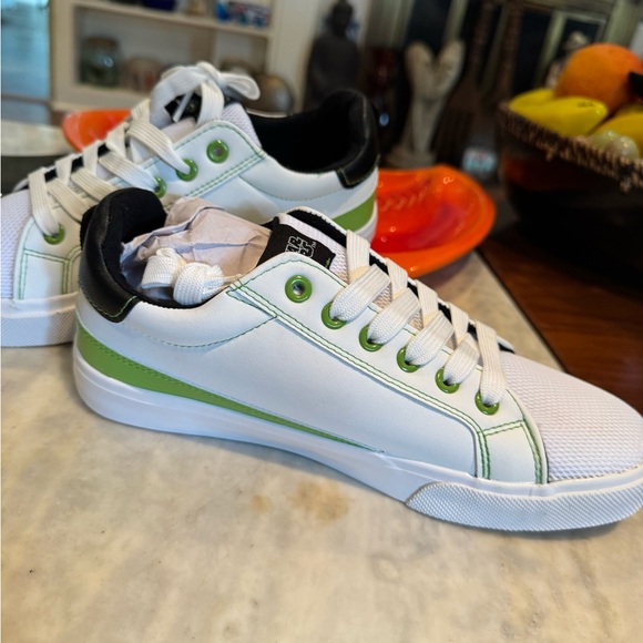 Star Wars White and Green Sneakers with Sleek Design - Picture 4 of 14